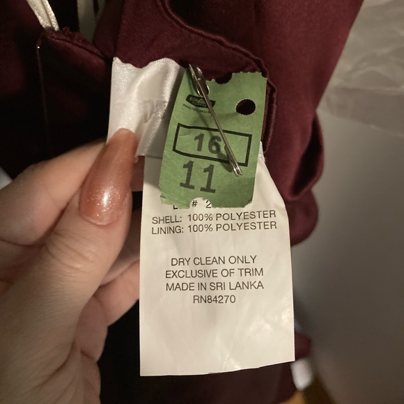 Wine Burgundy David’s Bridal formal gown 8567 size 4 - Picture 5 of 5